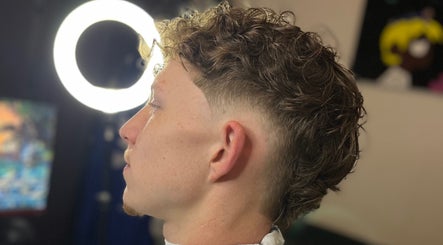 Stijlvolle knipbeurt bij Ferra Cuts, Rotterdam, Zuid-Holland, NL voor een moderne look.