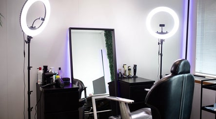 Moderne salonruimte bij Ferra Cuts, Rotterdam, Zuid-holland, NL met professionele uitrusting en stylingtools.