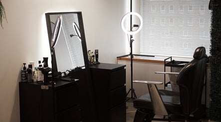 Moderne kappersstoel bij Ferra Cuts, Rotterdam, Zuid-Holland, NL. Elegante inrichting met stylingbenodigdheden.