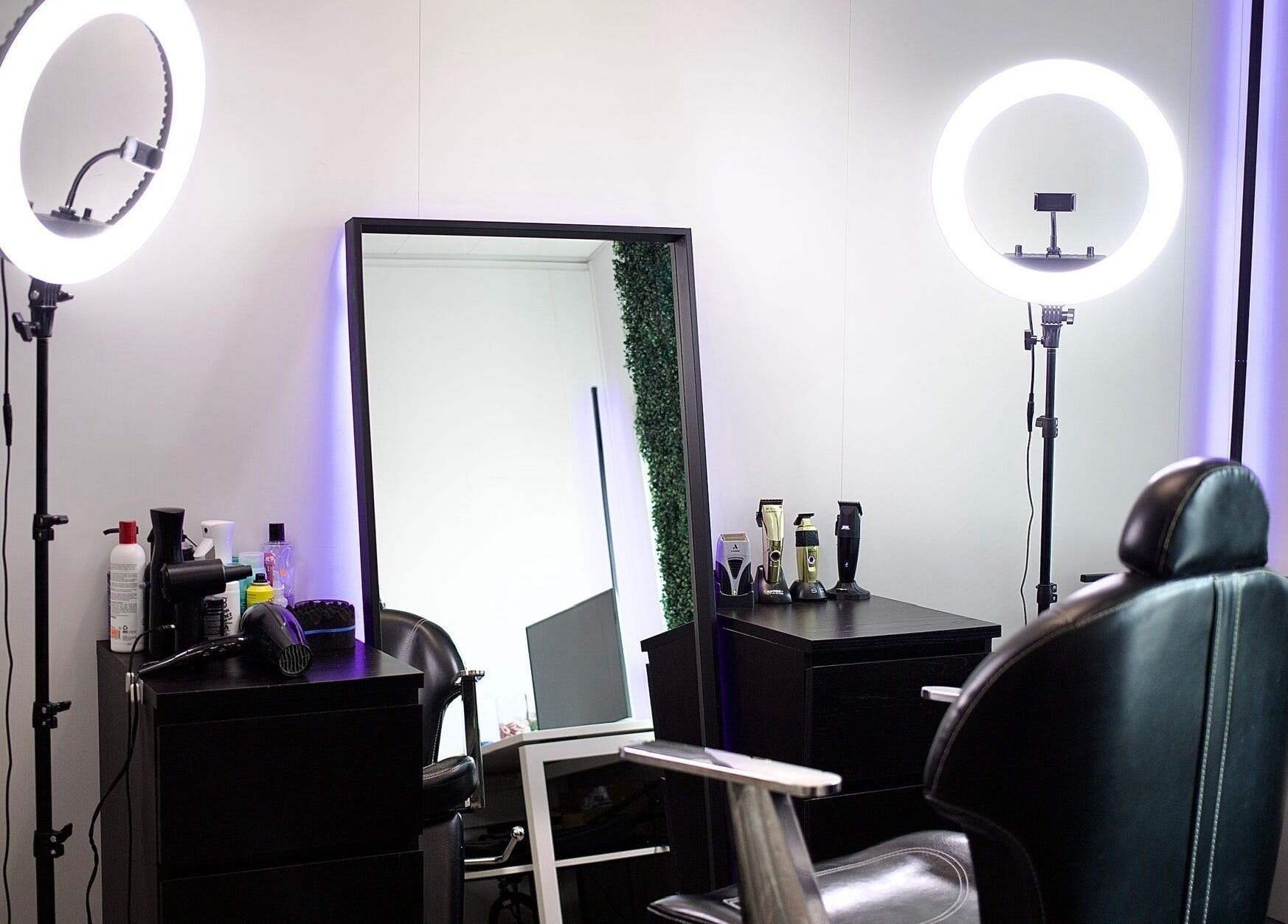 Moderne kappersstoel en spiegel bij Ferra Cuts in Rotterdam, Zuid-Holland, NL met professionele belichting.