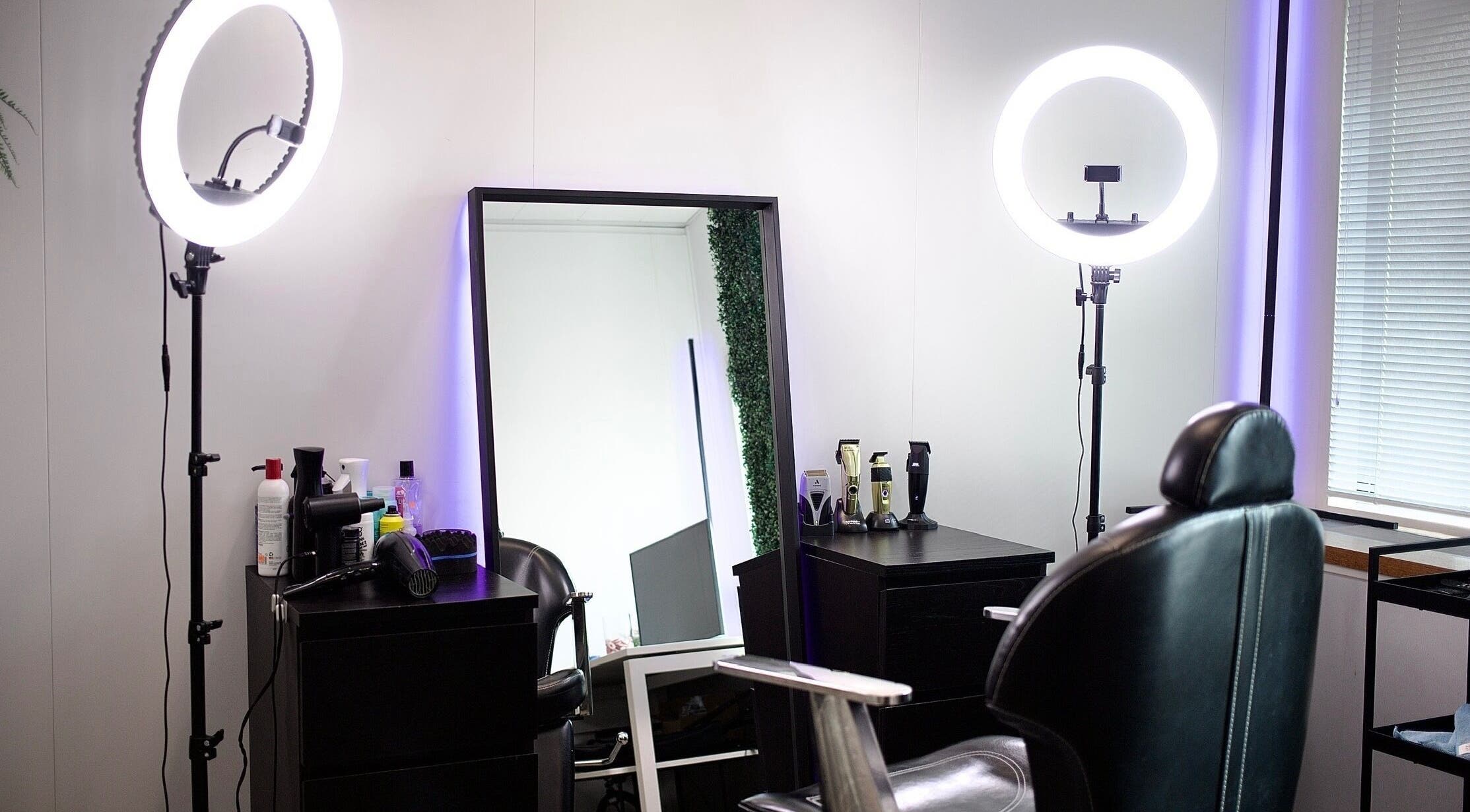 Moderne kappersstoel en spiegel bij Ferra Cuts in Rotterdam, Zuid-Holland, NL met professionele belichting.