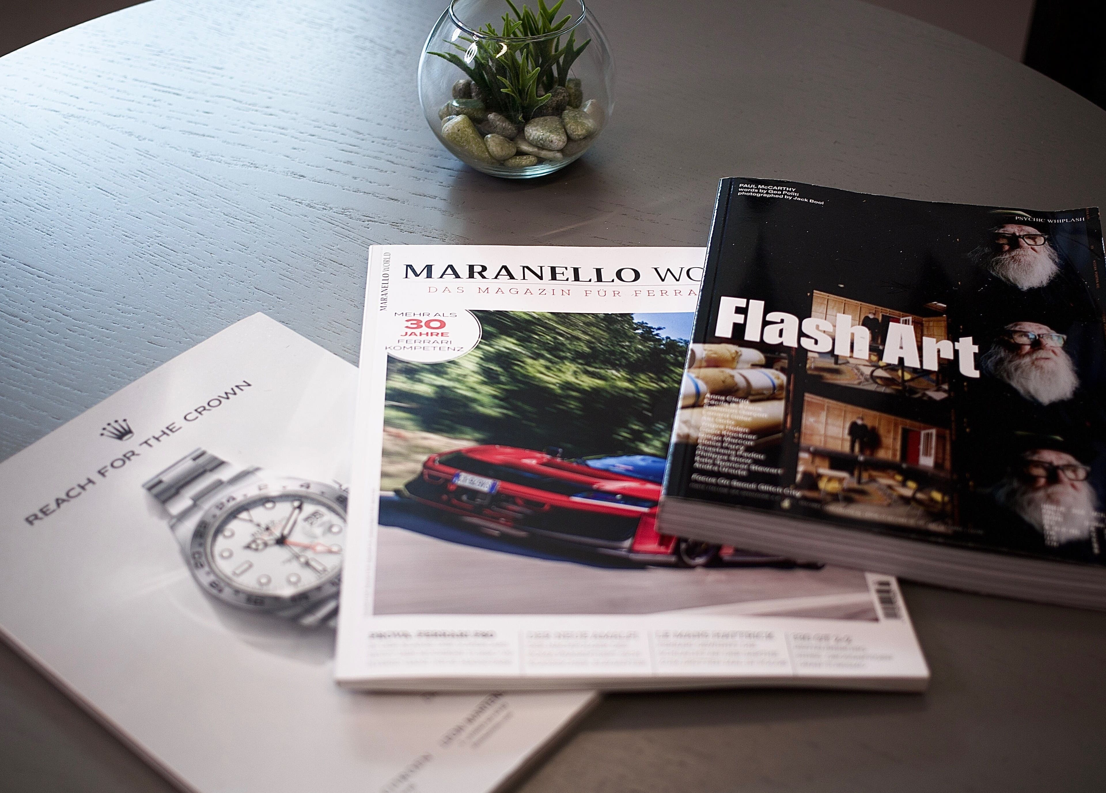 Stijlvolle tafel met tijdschriften bij Ferra Cuts, Rotterdam, Zuid-holland, NL.