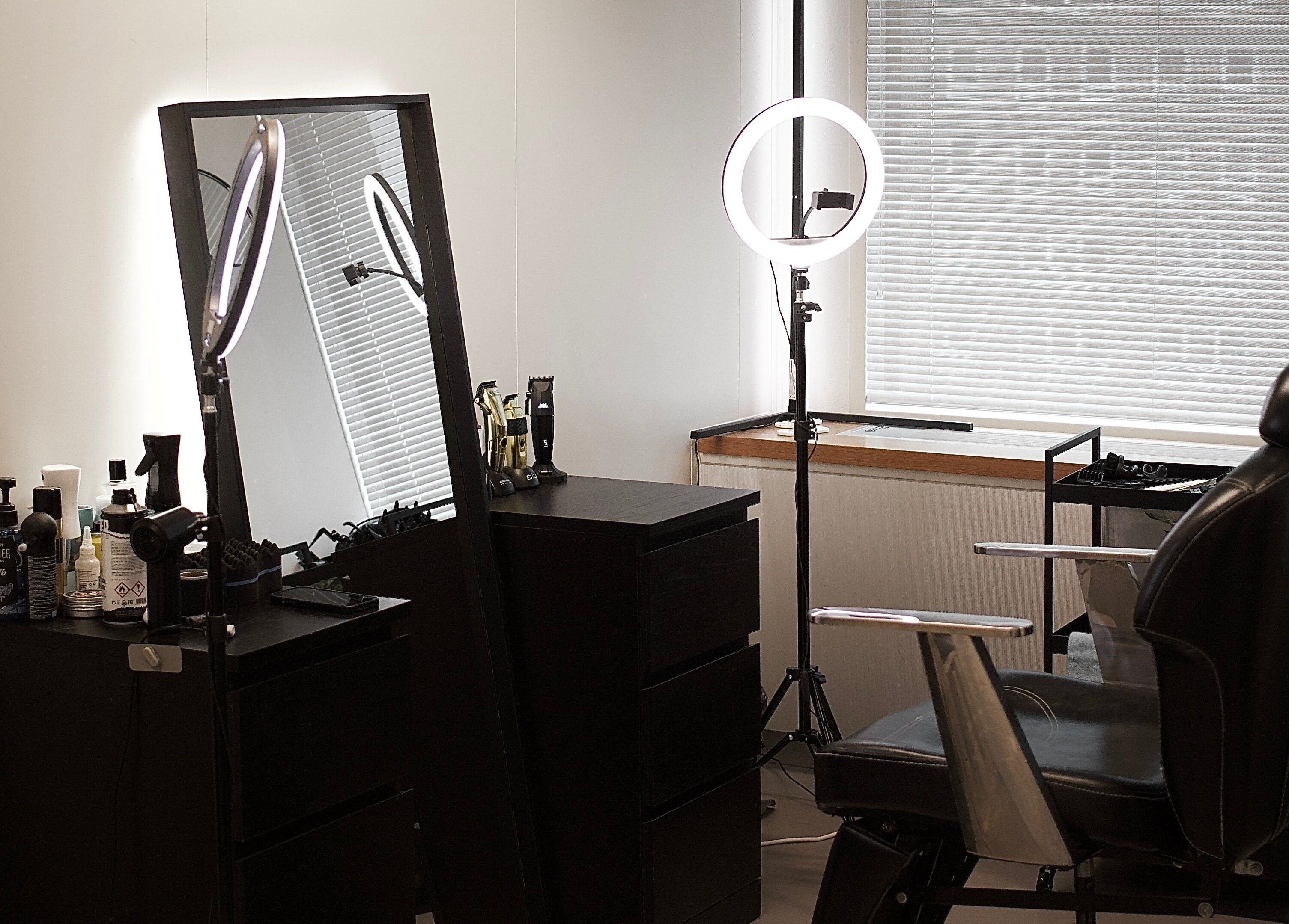 Elegante kappersstoel en spiegel bij Ferra Cuts in Rotterdam, Zuid-Holland, NL, stralen modern comfort uit.