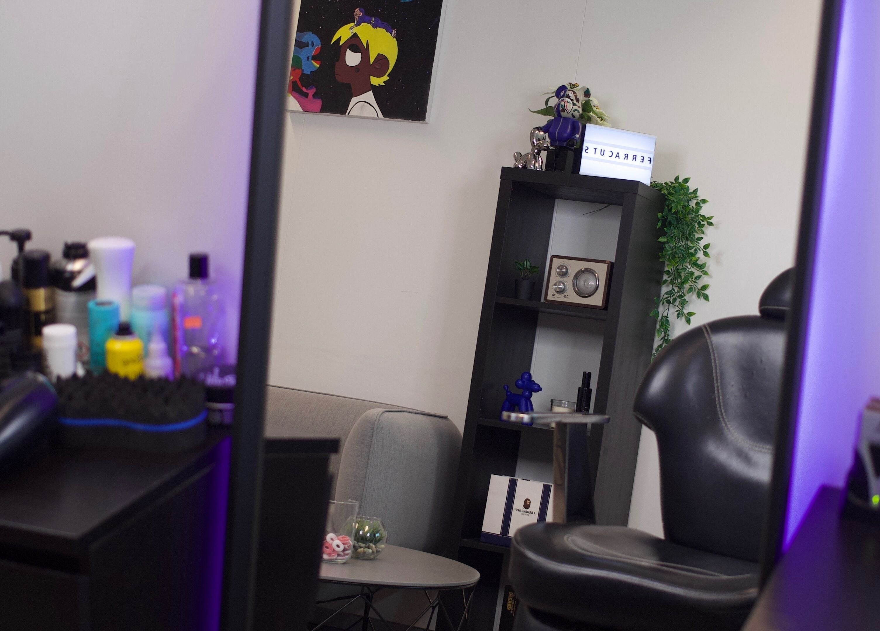 Moderne interieur van Ferra Cuts in Rotterdam, Zuid-holland, NL met salonproducten en comfortabele stoel.