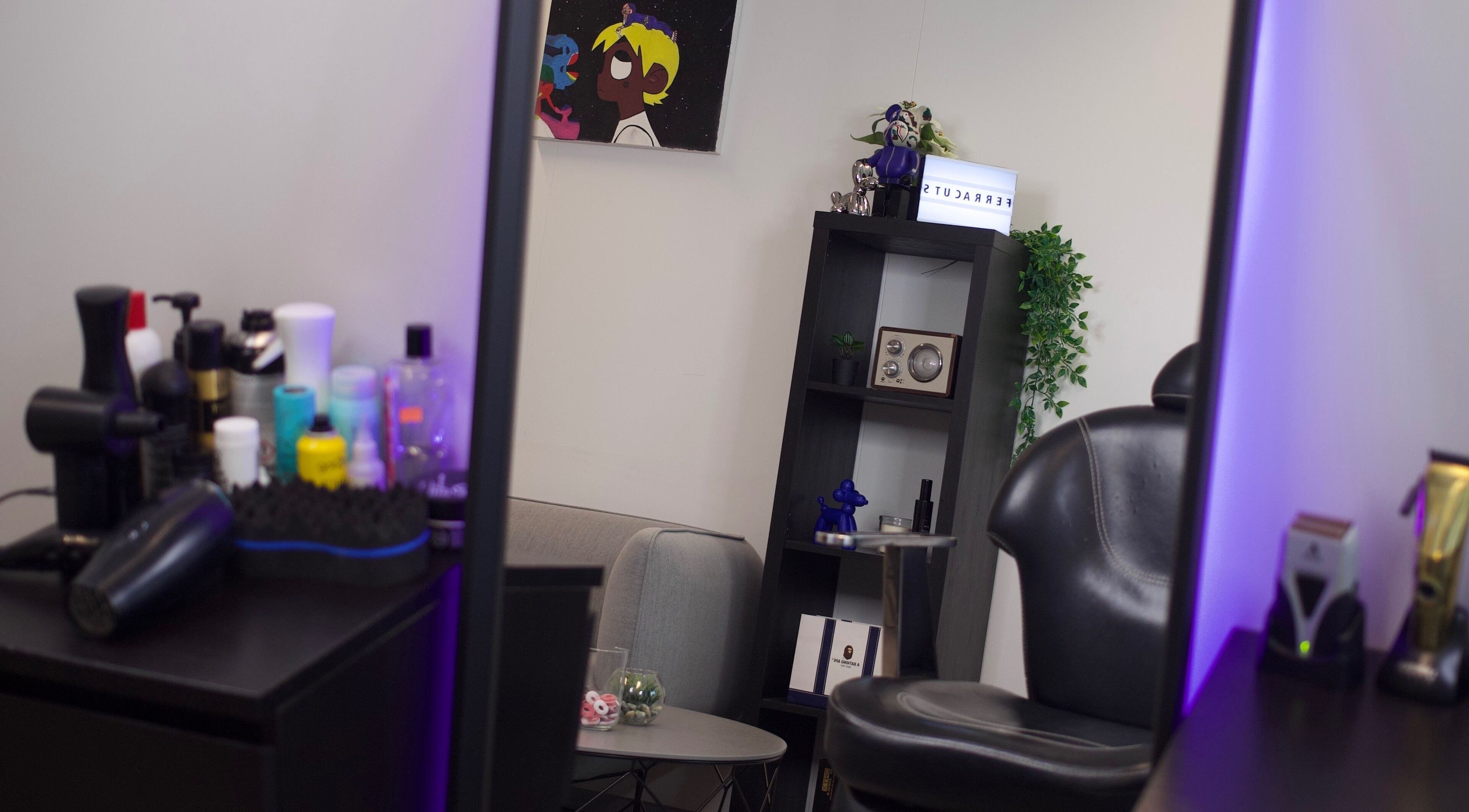 Moderne interieur van Ferra Cuts in Rotterdam, Zuid-holland, NL met salonproducten en comfortabele stoel.