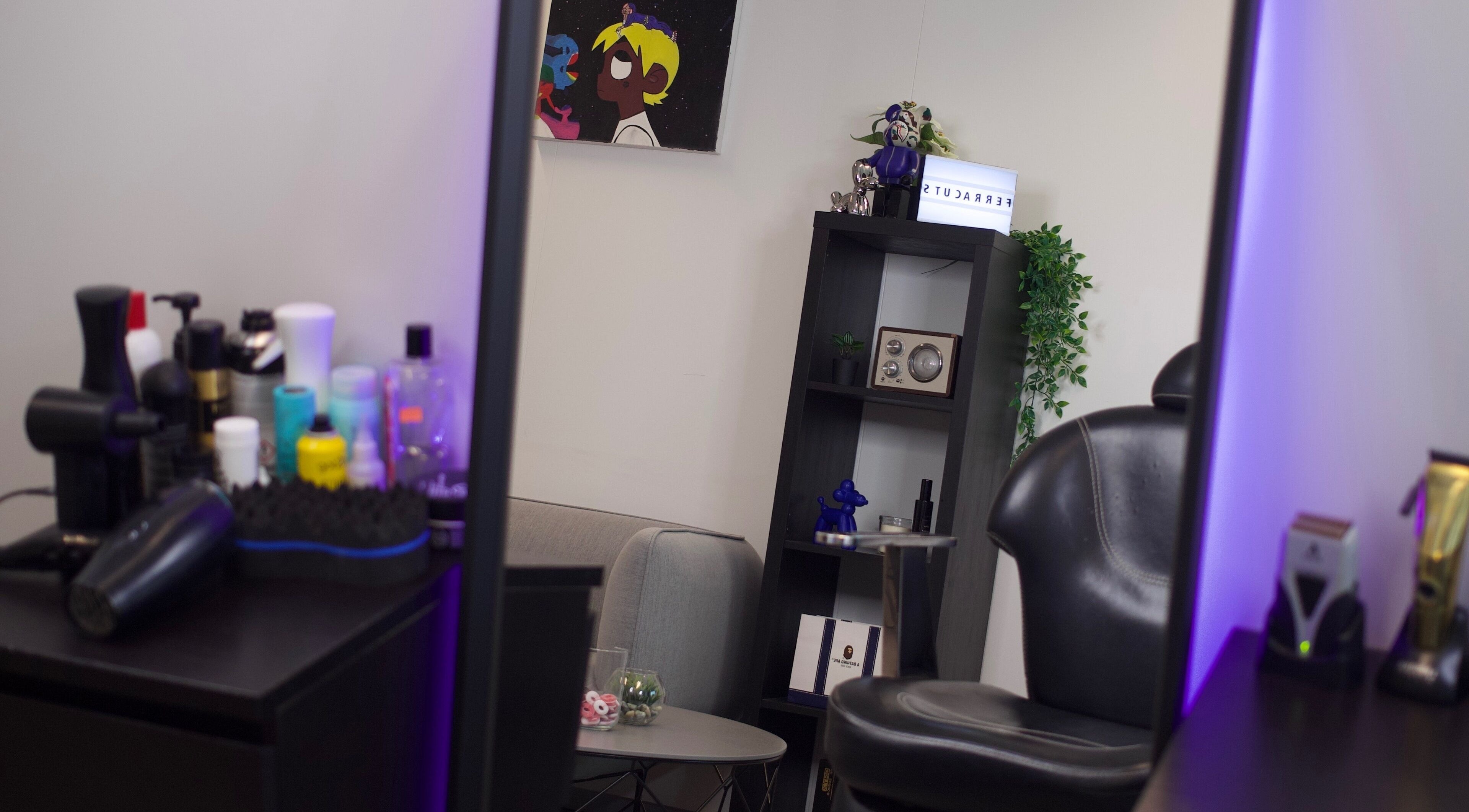 Moderne interieur van Ferra Cuts in Rotterdam, Zuid-holland, NL met salonproducten en comfortabele stoel.