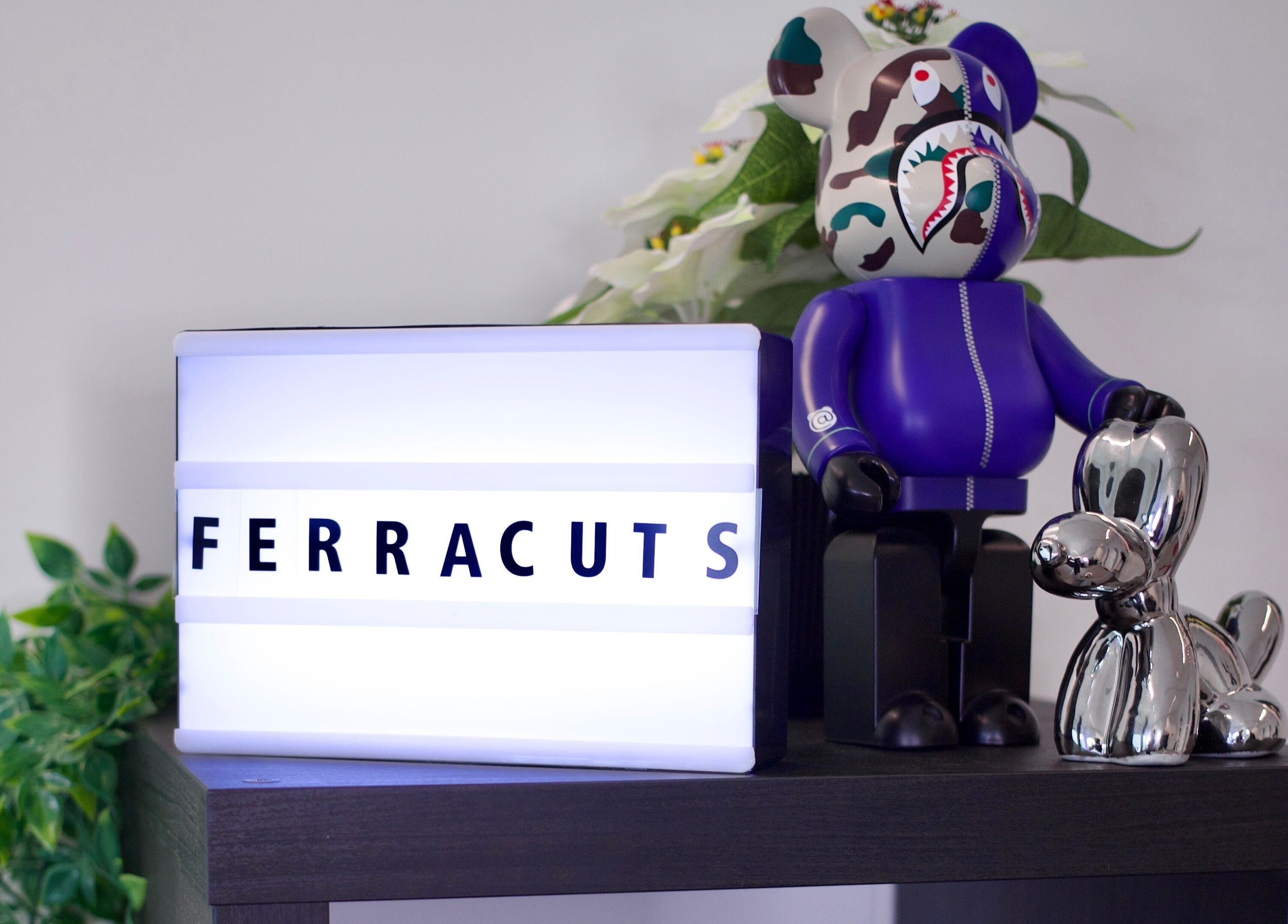 Verlichte Ferra Cuts bord met moderne decoraties bij Ferra Cuts, Rotterdam, Zuid-Holland, NL.