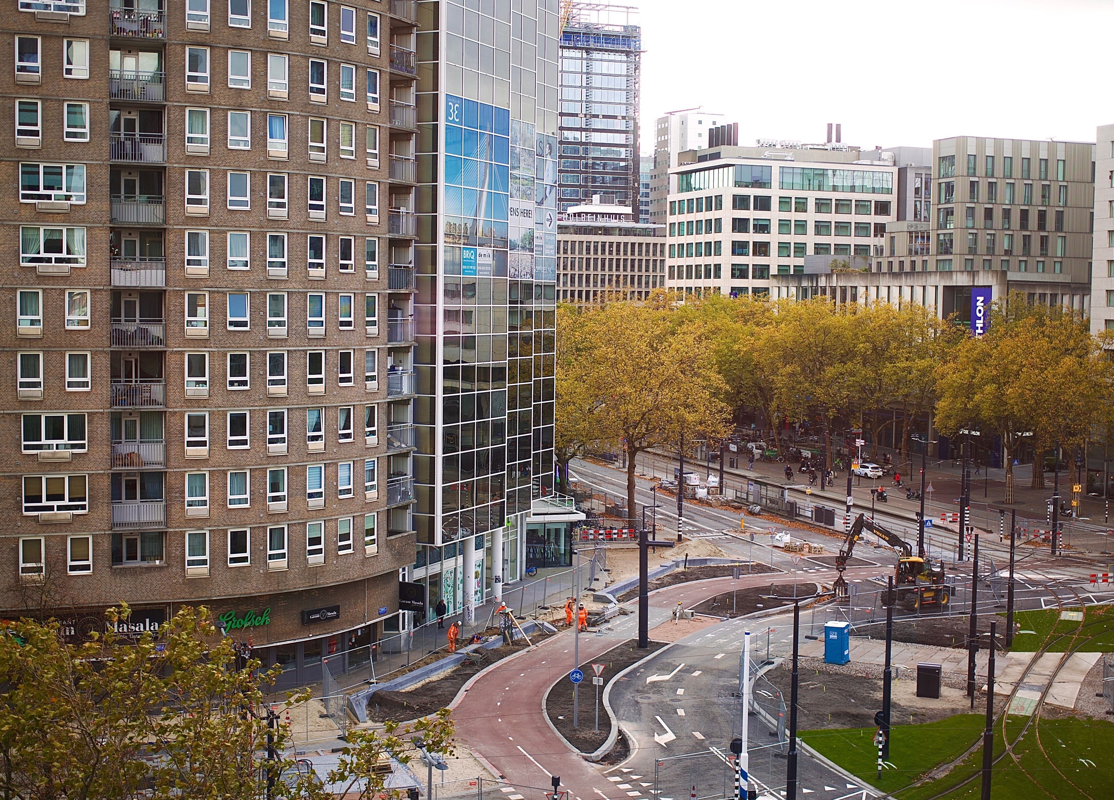 Straatzicht nabij Ferra Cuts in Rotterdam, Zuid-Holland, NL, met moderne gebouwen en groene bomen.