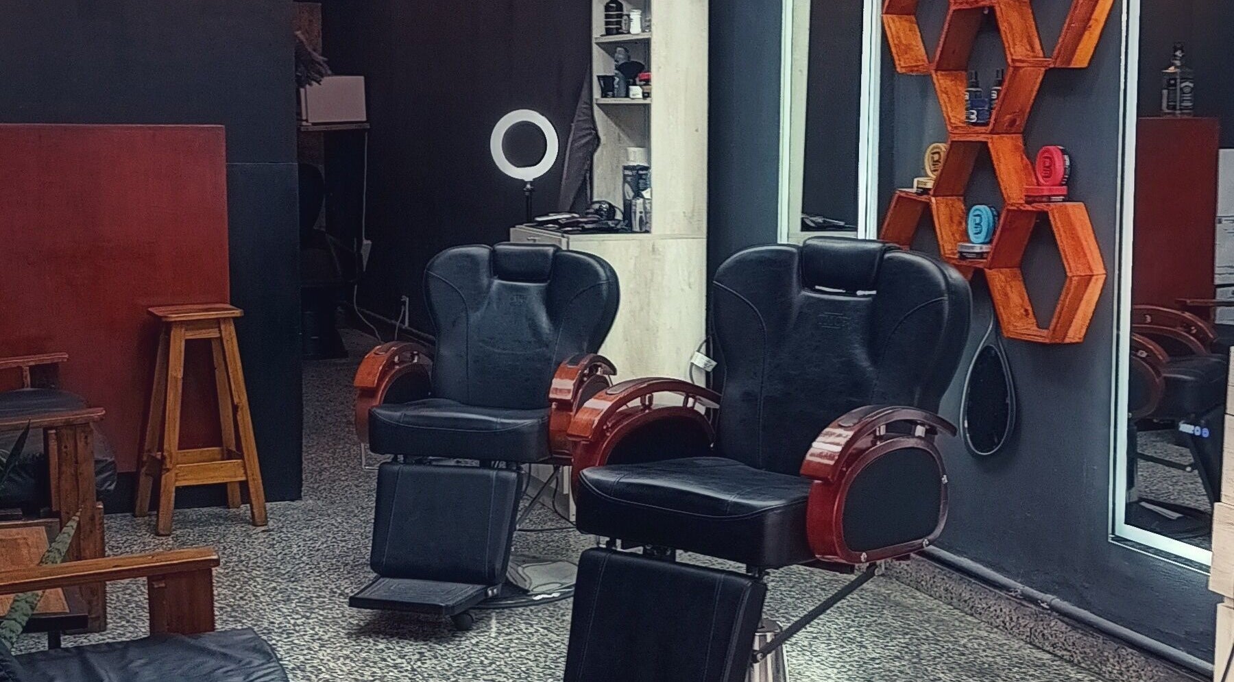 Elegantes sillas de barbero en Monaco Barbershop, C1425elp, Ciudad Autónoma De Buenos Aires, AR.