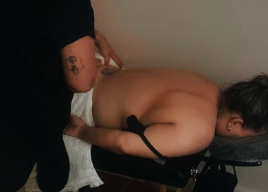 Cliente relaxando com massagem em mesa na LuminaSpa, Aveiro, Aveiro, PT.