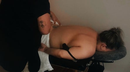 Cliente relaxando com massagem em mesa na LuminaSpa, Aveiro, Aveiro, PT.