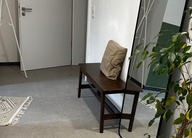 Wartebereich bei jb.massage in Zetel, Niedersachsen, DE mit Bank, Spiegel und Pflanzen.