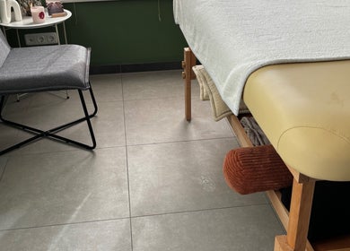 Massageraum bei jb.massage in Zetel, Niedersachsen, DE mit Liege und Stuhl für entspannte Behandlungen.