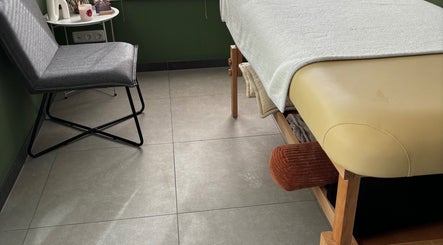 Massageraum bei jb.massage in Zetel, Niedersachsen, DE mit Liege und Stuhl für entspannte Behandlungen.