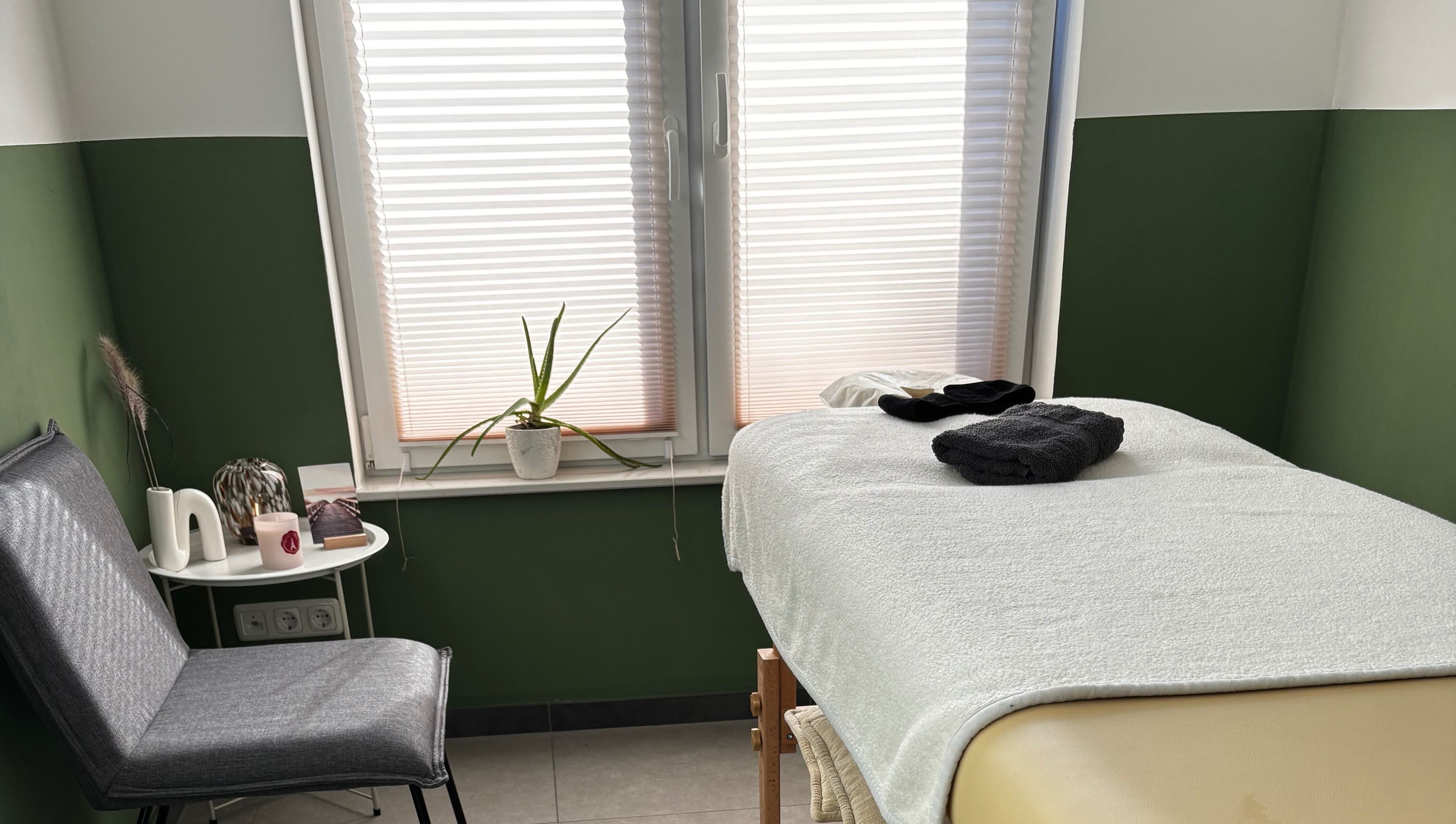 Gepflegter Massageraum bei Jb.massage, Zetel, Niedersachsen, DE, mit entspannender Atmosphäre.