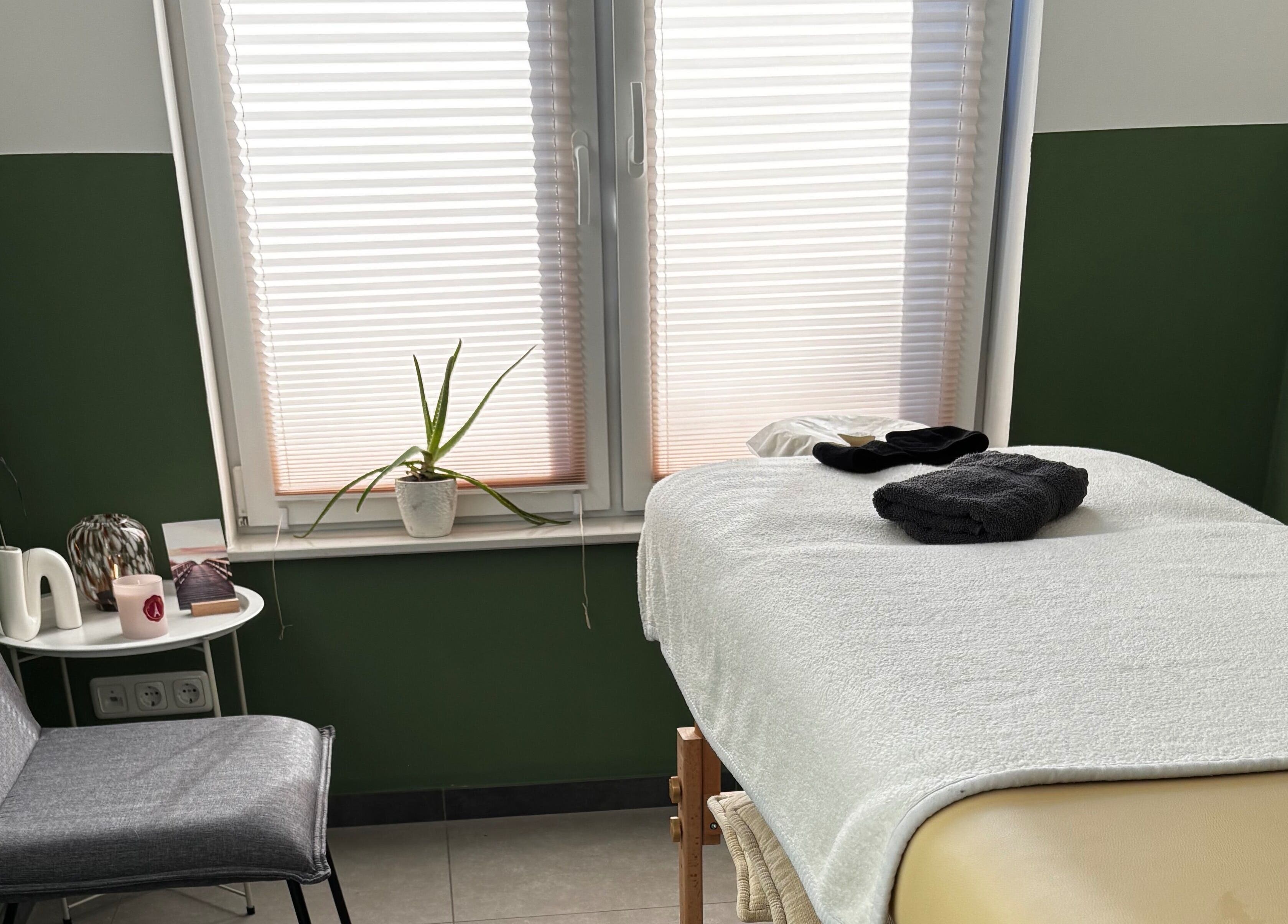 Gepflegter Massageraum bei Jb.massage, Zetel, Niedersachsen, DE, mit entspannender Atmosphäre.