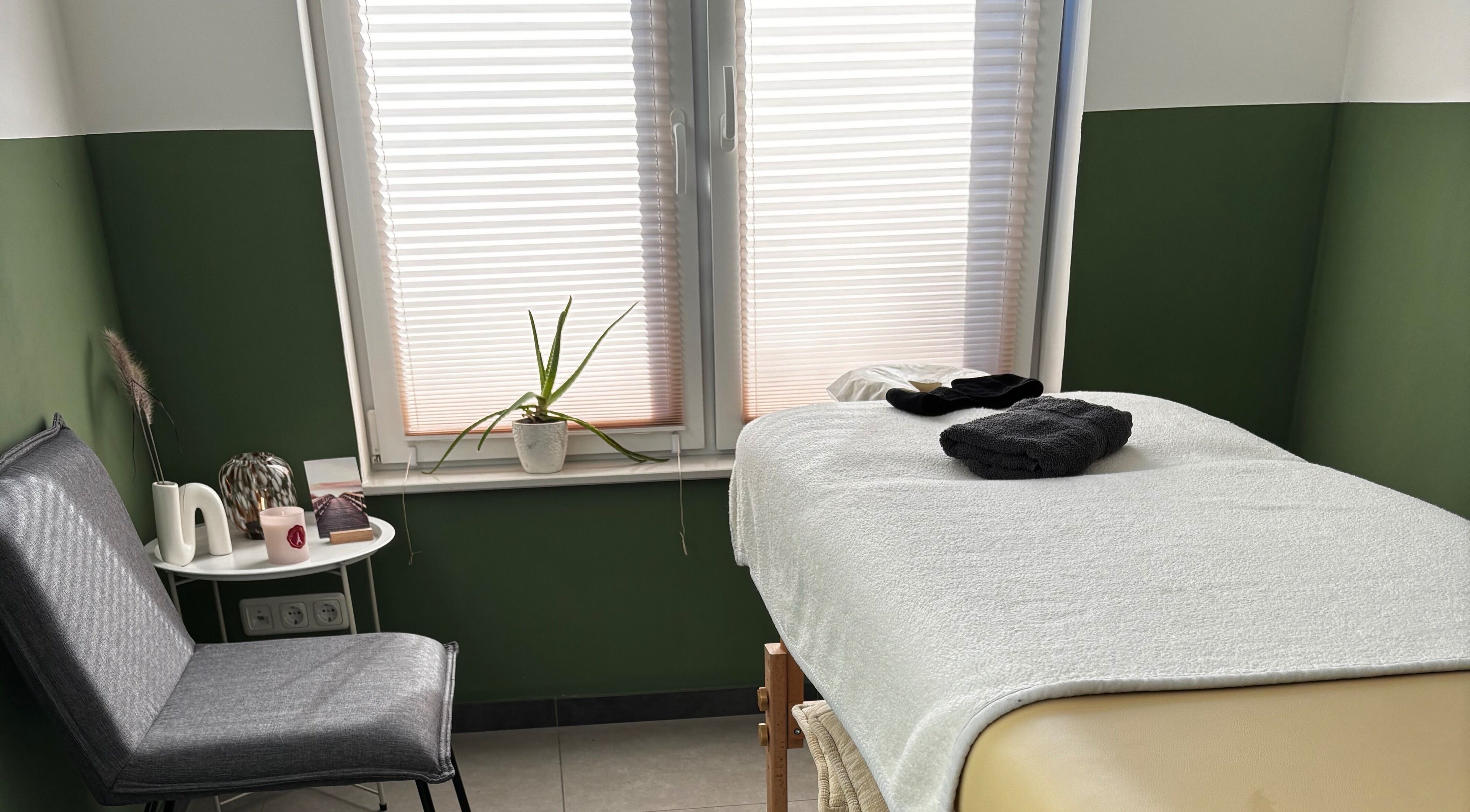 Gepflegter Massageraum bei Jb.massage, Zetel, Niedersachsen, DE, mit entspannender Atmosphäre.