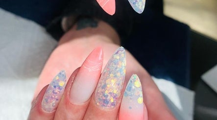 Immagine 2, Fiercely Feminine Nail Bar