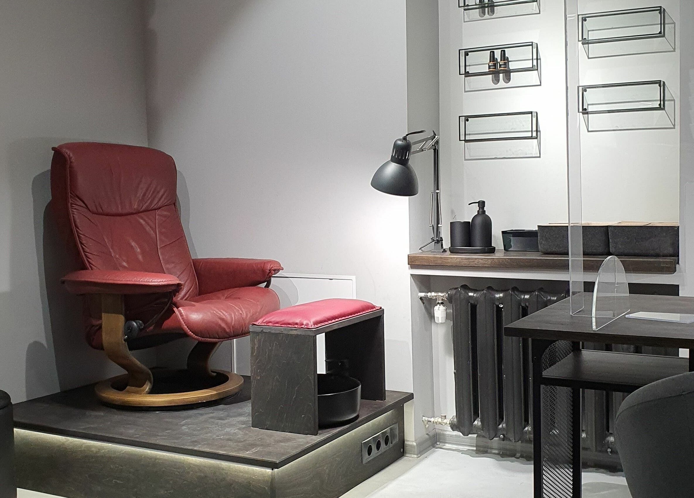 Relaxing setup with red chair at Hairport Studija, Rīga, LV. Ideal for personalized beauty treatments.