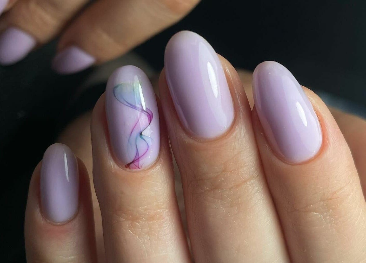 Elegant lilac nails with a swirl design at Hairport Studija, Rīga, LV, showcasing artful manicure.