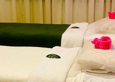 Salas de massagem no Massage Village, Pinhal Novo, Setúbal, PT, com camas e toalhas aconchegantes.