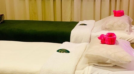 Salas de massagem no Massage Village, Pinhal Novo, Setúbal, PT, com camas e toalhas aconchegantes.