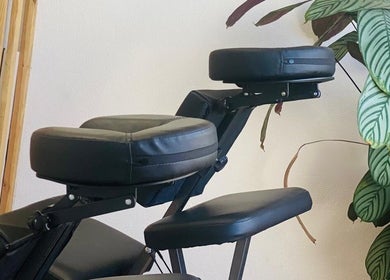 Cadeira de massagem em ambiente relaxante no Massage Village, Pinhal Novo, Setúbal, PT.