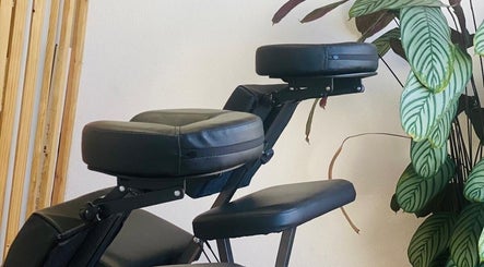 Cadeira de massagem em ambiente relaxante no Massage Village, Pinhal Novo, Setúbal, PT.