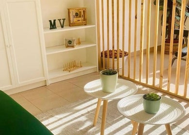 Sala de espera acolhedora em Massage Village, Pinhal Novo, Setúbal, PT, com decoração moderna e plantas.
