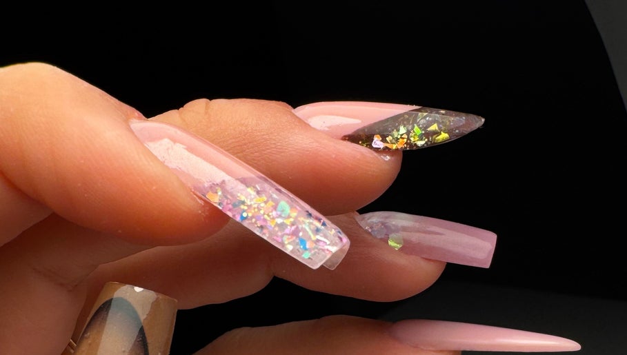 Unhas decoradas em tons rosa e brilhosas no salão Joana Paulino, Senhora Da Hora, Porto, PT.