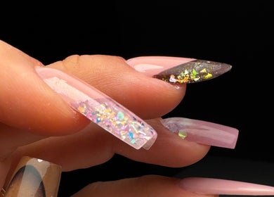 Unhas decoradas em tons rosa e brilhosas no salão Joana Paulino, Senhora Da Hora, Porto, PT.