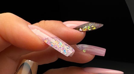 Unhas decoradas em tons rosa e brilhosas no salão Joana Paulino, Senhora Da Hora, Porto, PT.
