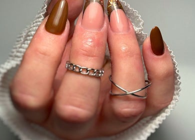 Unhas bem cuidadas com esmalte marrom na Joana Paulino, Senhora Da Hora, Porto, PT.