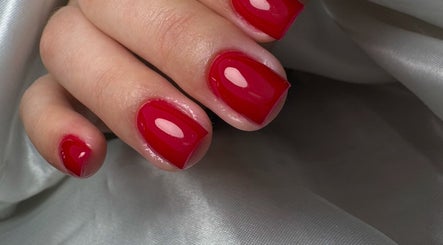 Unhas vermelhas elegantes no salão Joana Paulino, Senhora Da Hora, Porto, PT.