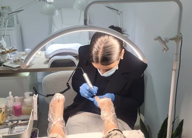 Profissional de beleza realiza pedicure em Joana Paulino, Senhora Da Hora, Porto, PT com equipamento avançado.