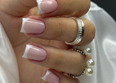 Unhas francesas elegantes no Joana Paulino, Senhora Da Hora, Porto, PT.