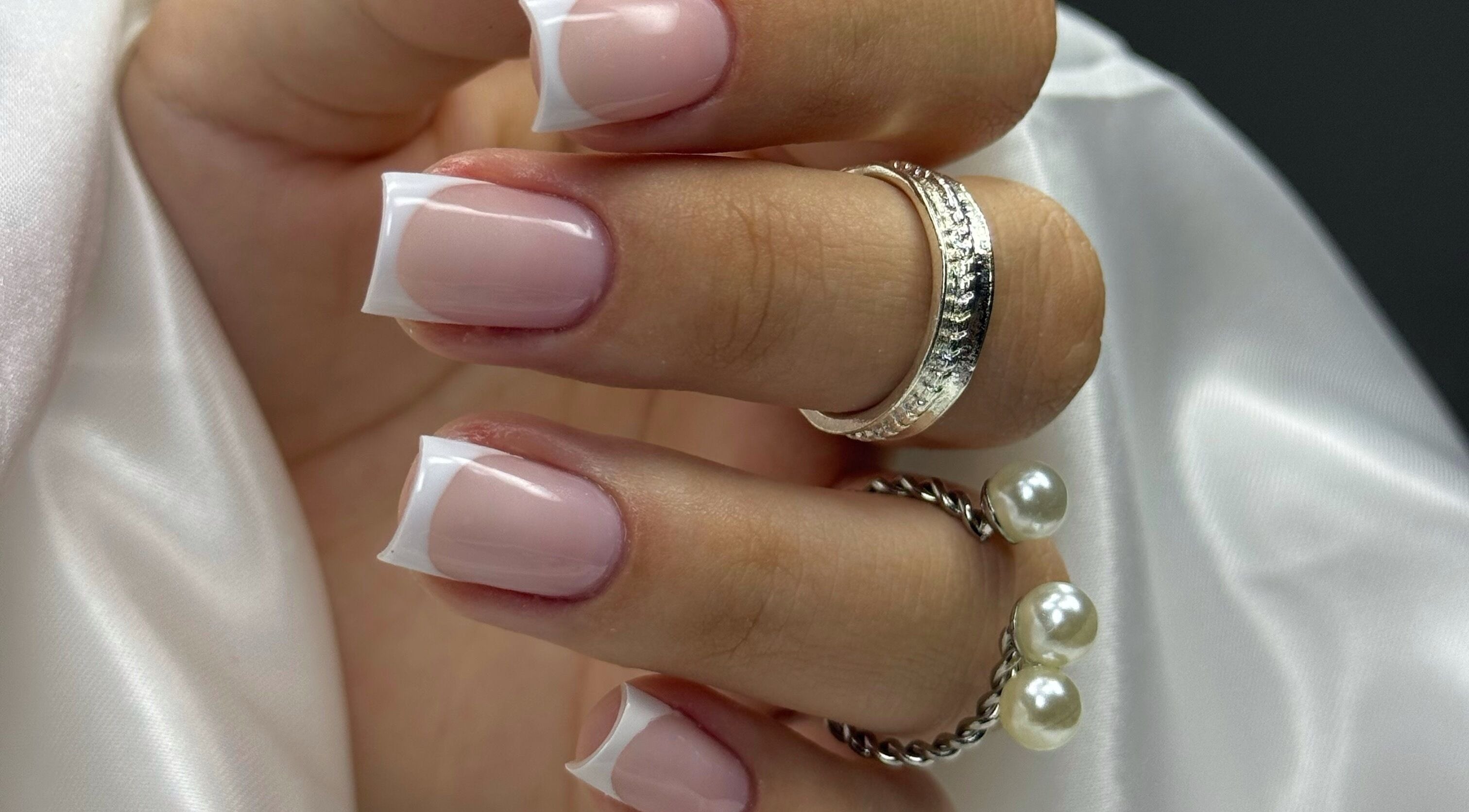 Unhas francesas elegantes no Joana Paulino, Senhora Da Hora, Porto, PT.