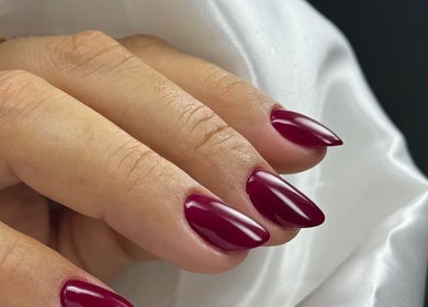 Unhas vermelhas elegantes em Joana Paulino, Senhora Da Hora, Porto, PT.