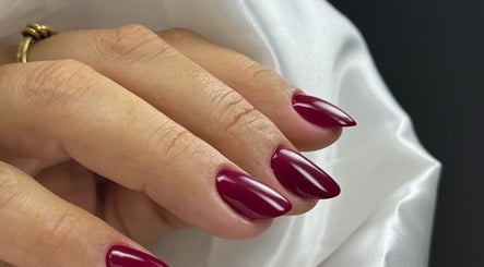 Unhas vermelhas elegantes em Joana Paulino, Senhora Da Hora, Porto, PT.