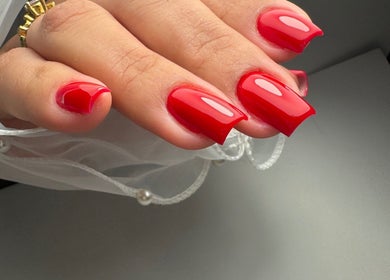 Unhas vermelhas elegantes no salão Joana Paulino, Senhora Da Hora, Porto, PT. Serviço profissional de manicure.