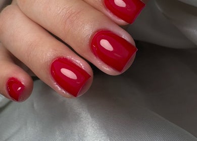 Unhas vermelhas elegantes com acabamento brilhante no Joana Paulino, Senhora Da Hora, Porto, PT.