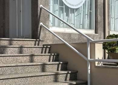 Entrada do salão Joana Paulino em Senhora Da Hora, Porto, PT com degraus modernos e plantas decorativas.