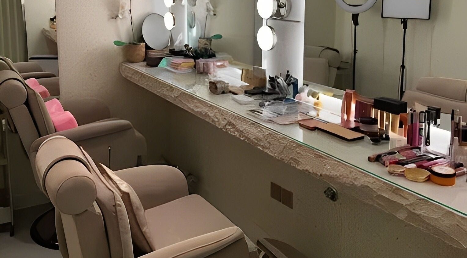 Elegant makeup station at Laranote Spa مركز لارا نوت سبا, الدمام, المنطقة الشرقية, SA.