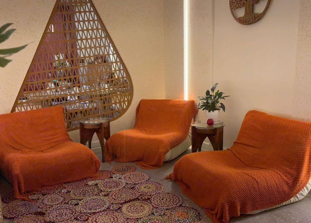 Relaxed seating area at Laranote Spa مركز لارا نوت سبا, الدمام, المنطقة الشرقية, SA with orange chairs.