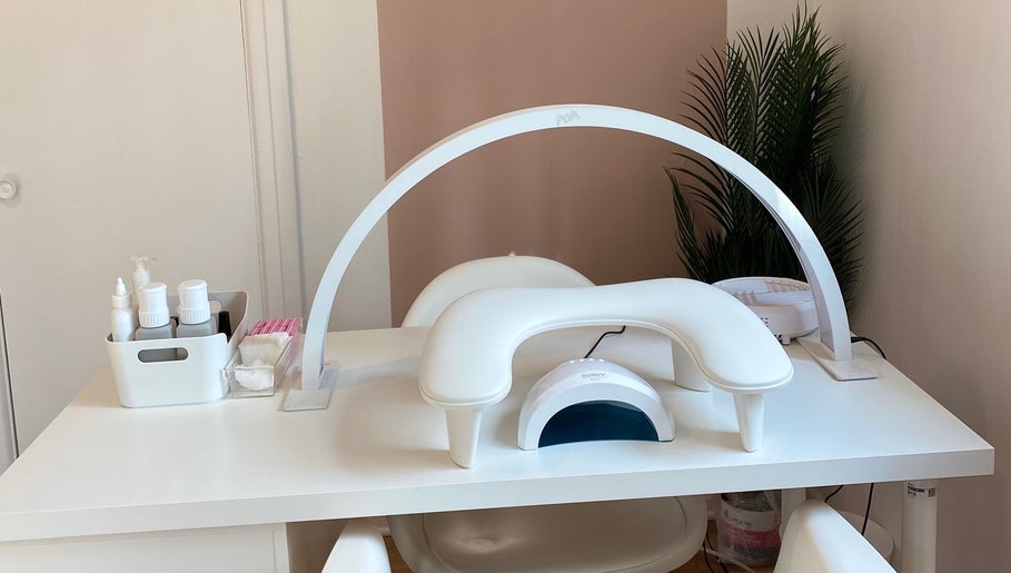 Elegant nail station setup at Hideaway Hudson Beauty, Hudson, Québec, CA with sleek white equipment.