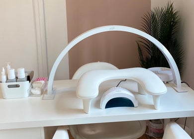 Elegant nail station setup at Hideaway Hudson Beauty, Hudson, Québec, CA with sleek white equipment.