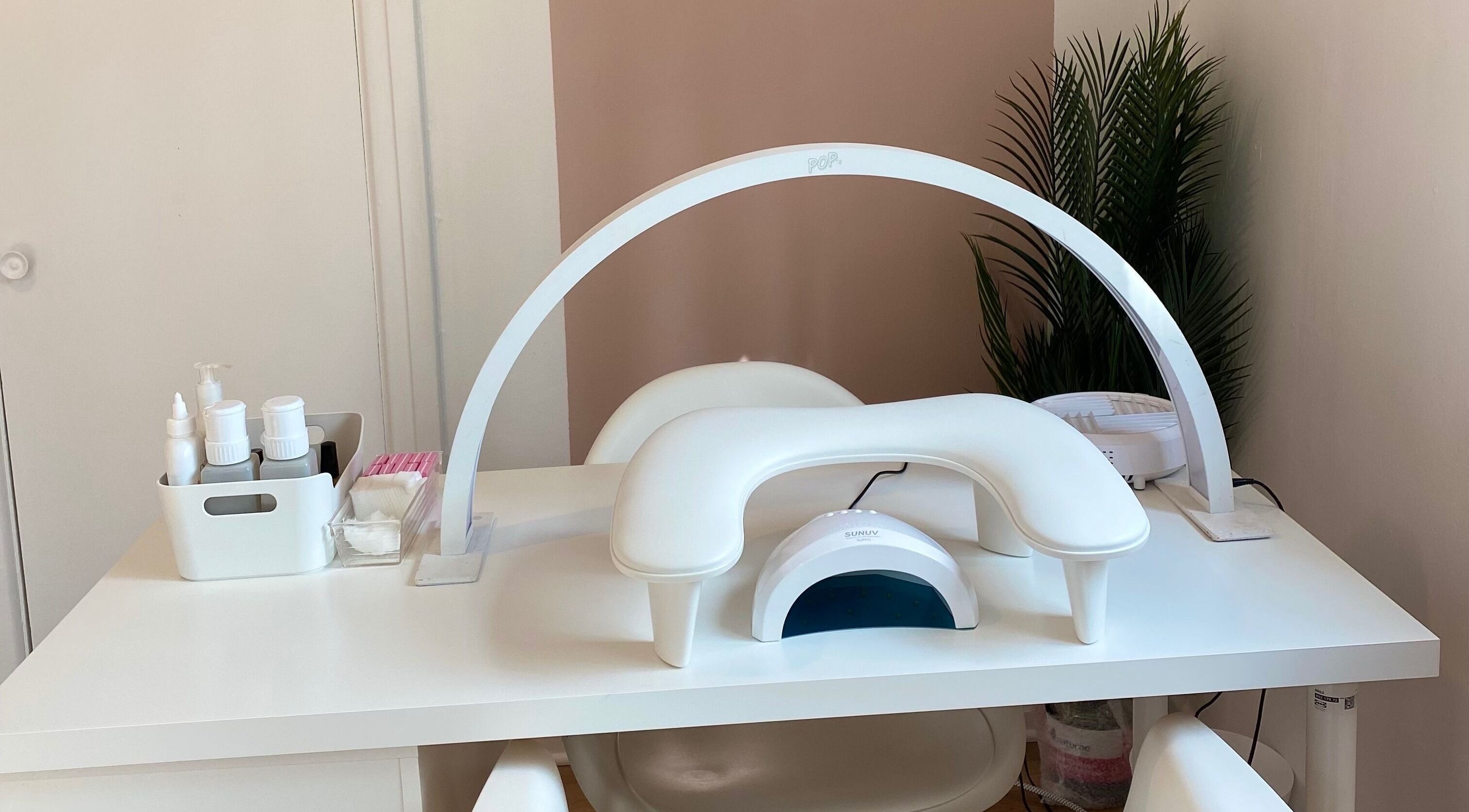 Elegant nail station setup at Hideaway Hudson Beauty, Hudson, Québec, CA with sleek white equipment.