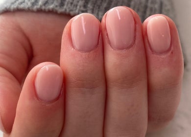 Beautiful manicured nails at Hideaway Hudson Beauty, Hudson, Québec, CA.