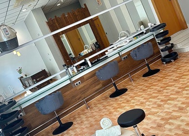 Sleek interior of Buena Onda Peluquería & Uñas, Mazarrón, Región De Murcia, ES with stylish chairs and mirrors.