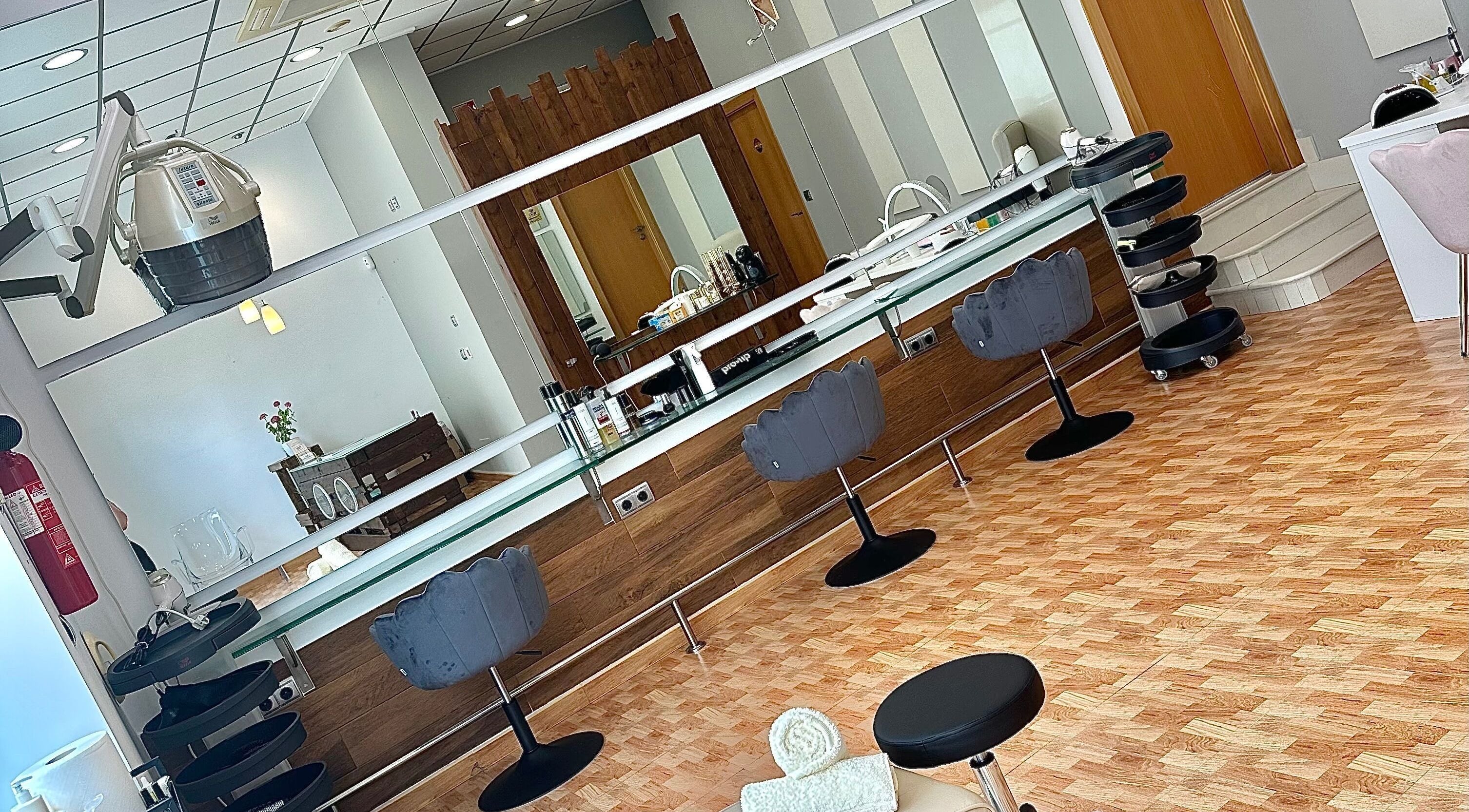 Sleek interior of Buena Onda Peluquería & Uñas, Mazarrón, Región De Murcia, ES with stylish chairs and mirrors.